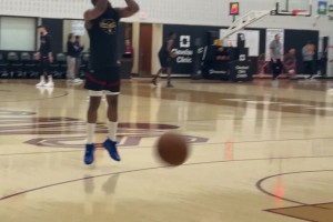 挥汗如雨哈登参加球队训练~45度的三分真准啊！