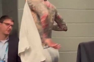 素质低下？三球内裤外漏80%参加发布会 且无视记者二问开溜