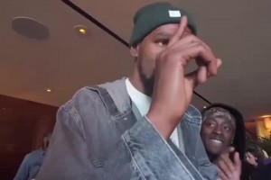 球迷：再打四年！杜兰特表示：还能再打一年~