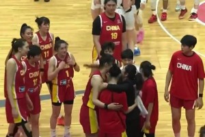 赛后原中国女篮教练郑薇与队员一一拥抱 远处比利时在庆祝